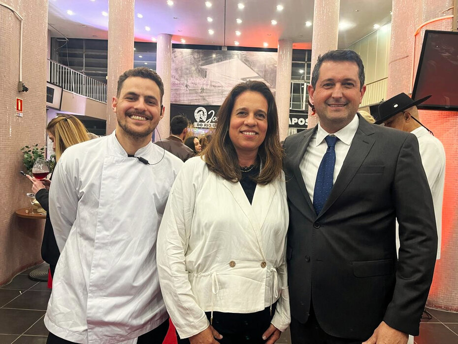 O chef Matheus Monteiro e Let&iacute;cia Huff com o presidente Gil Irala (Foto: Divulga&ccedil;&atilde;o)