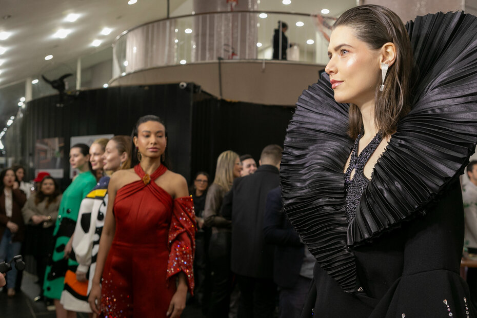 O desfile da grife Caroline Perino foi uma das atra&ccedil;&otilde;es (Foto: Lisa Roos/Divulga&ccedil;&atilde;o)