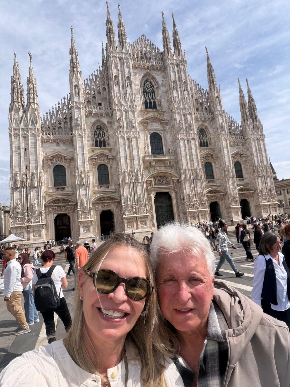Verena Flach e Luís Alberto D'Azevedo Aurvalle com o Duomo de Milão ao fundo (Foto: Divulgação)