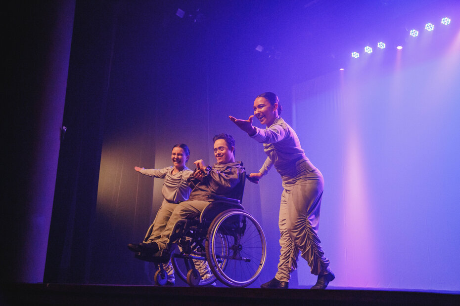A encenação faz parte de uma pesquisa em dança-teatro em que se privilegia a corporalidade e as habilidades mistas dos participantes (Foto: Ana Viana/Divulgação)