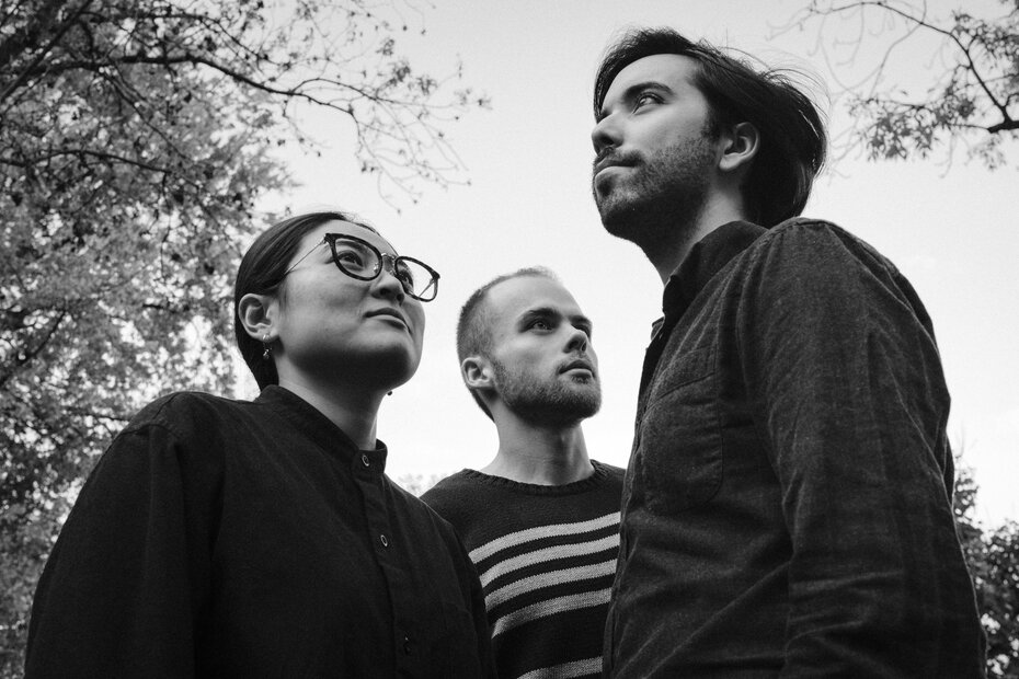 Grupo com sede em Hamburgo une três nacionalidades e combina estilos musicais (Foto: Anton Deyss/Divulgação)
