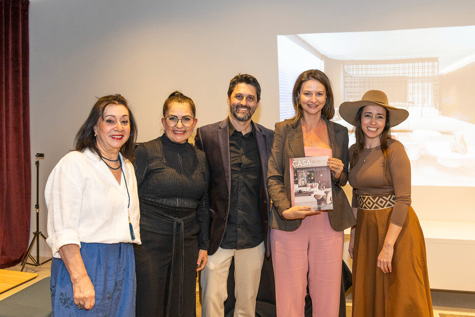 Vera Capaverde, Aclaene de Mello, Luciano Mota, Cristina da Luz, Karina Capaverde no lançamento do anuário (Foto: CasaCor/Divulgação)