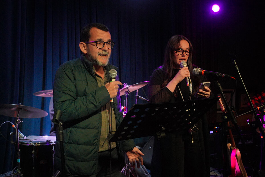 Elias Procópio Duarte e Má Licks dividiram o palco do karaokê (Foto: Duda Alvares/Divulgação)