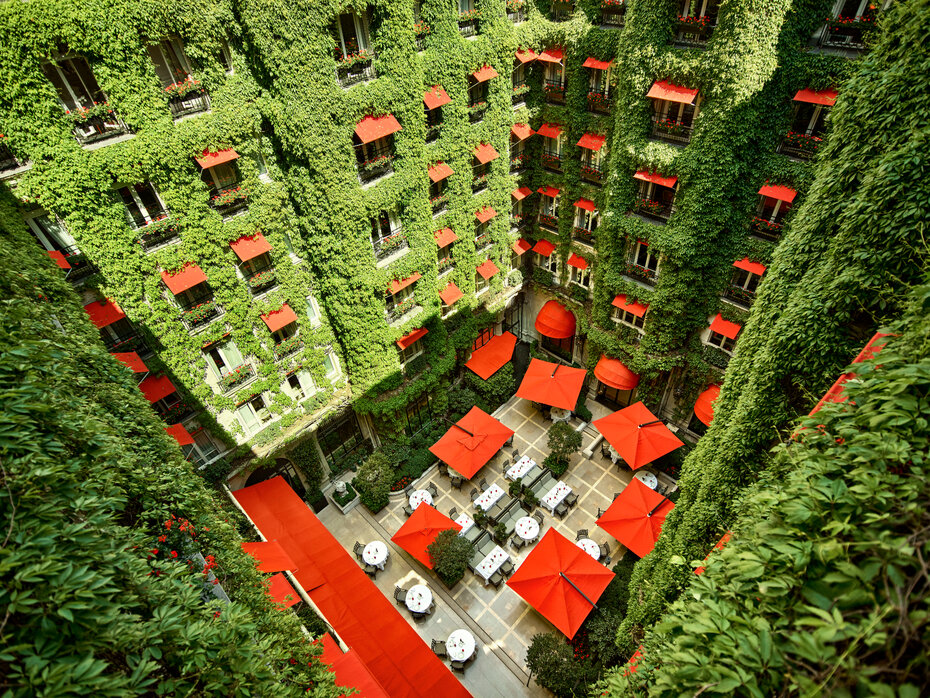 : O restaurante La Cour Jardin é um dos espaços de charme do Plaza (Foto: Dorchester Collection/Divulgação)