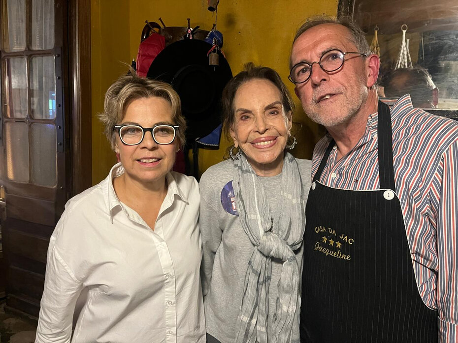 Maria Thereza Fontella Goulart entre Jaque Sanchotene e Luiz Müller que lhe receberam num jantar em clima de Semana Farroupilha (Foto: Allan Gonçalves/Divulgação)