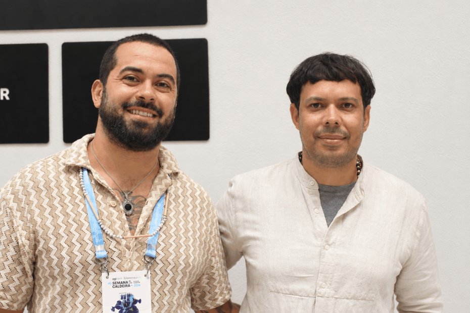 Aldones Nino e Xadalu Tupã Jukepé na abertura da exposição (Foto: Igor Dreher/Divulgação)