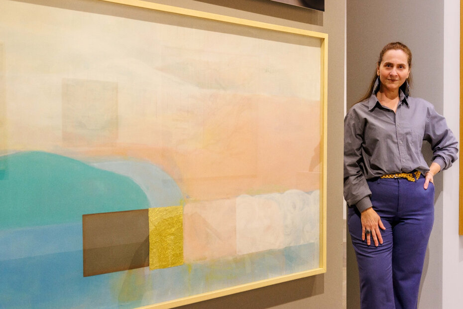 A artista Laura Fr&oacute;es junto &agrave; sua obra (Foto: Nilton Santolin/Divulga&ccedil;&atilde;o)