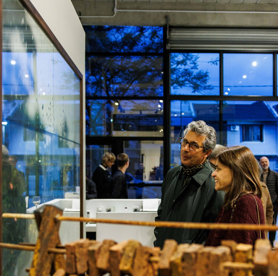 Tonico Alvares e Patrice Gaidzinski atentos &agrave;s obras (Foto: Nilton Santolin/Divulga&ccedil;&atilde;o)