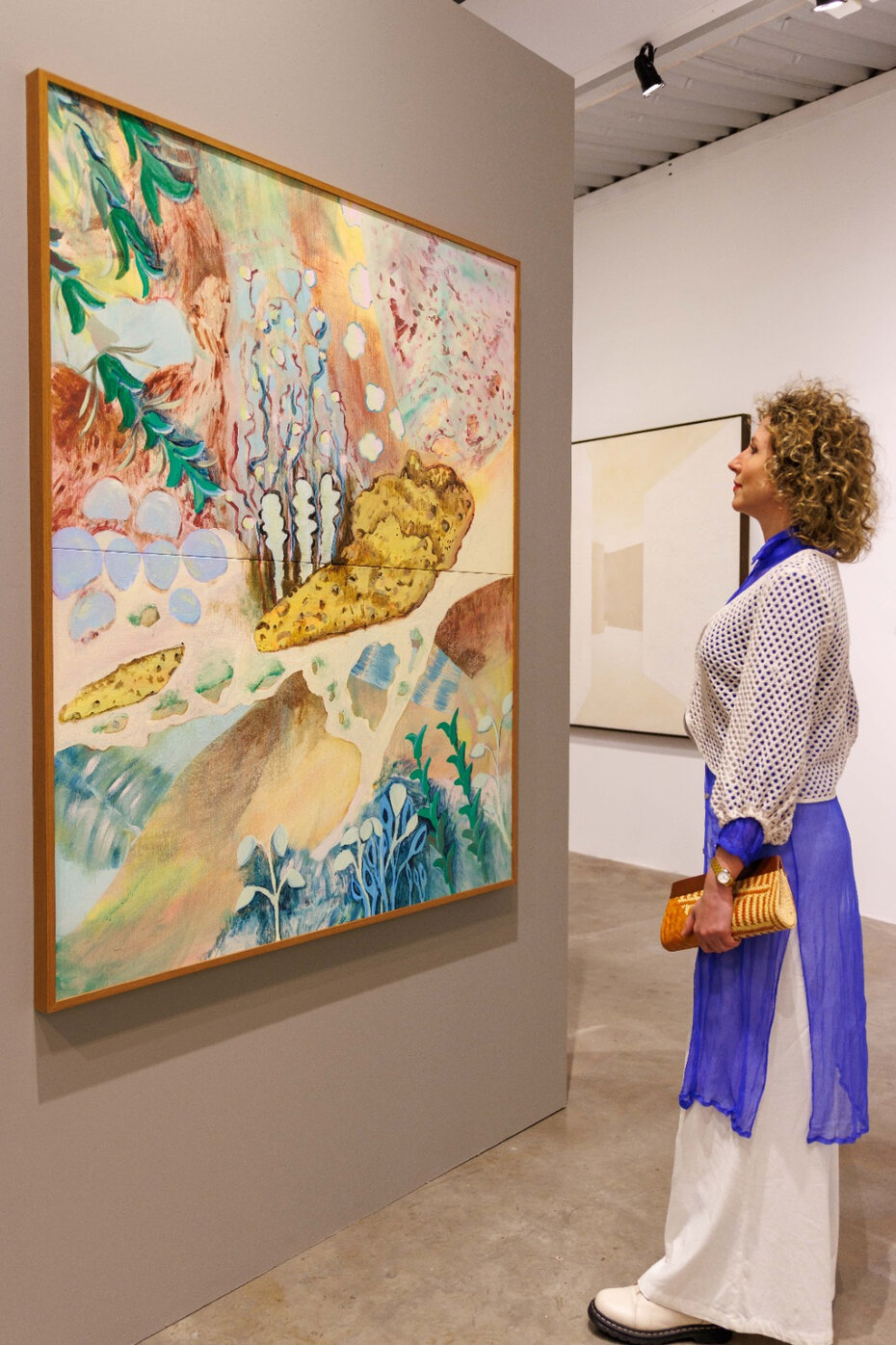 Lilian Maus contemplando sua tela (Foto: Nilton Santolin/Divulga&ccedil;&atilde;