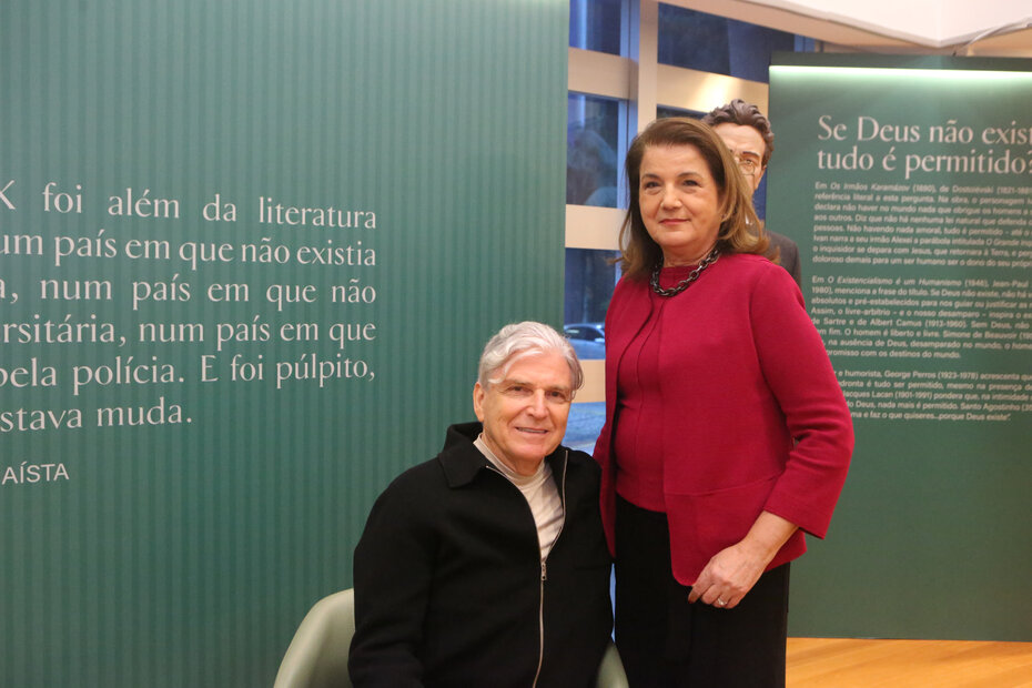 Leonor e Gilberto Schwartsmann na abertura da exposição (Foto: Notre Design/Divulgação)
