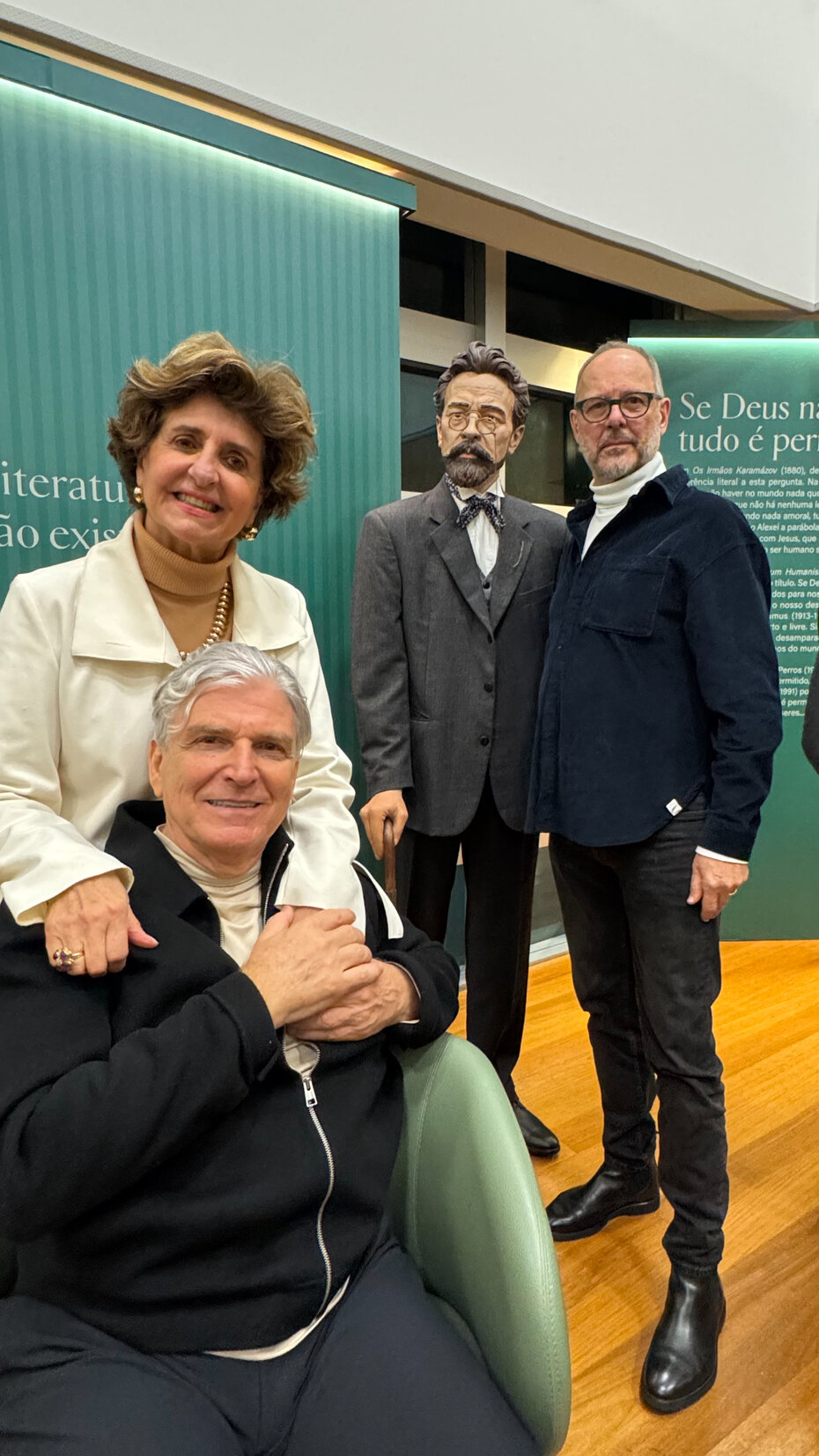 Suzana Vellinho Englert, Gilberto Schwartsmann, Mário Englert e a figura de Anton Tchekhov (Foto: Notre Design/Divulgação)