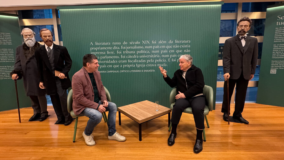 Luciano Alabarse, presidente da Fundação Theatro São Pedro, com Gilberto Schwartsmann e as imagens de Tolstói, Dostoiévski e Tchekhov (Foto: Notre Design/Divulgação)