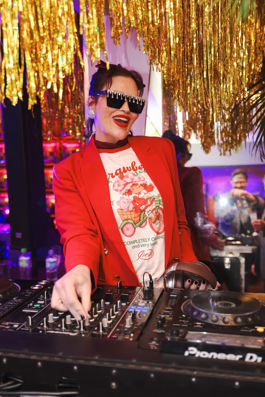 A DJ Aline Bello foi uma das atrações musicais da noite (Foto: Divulgação)