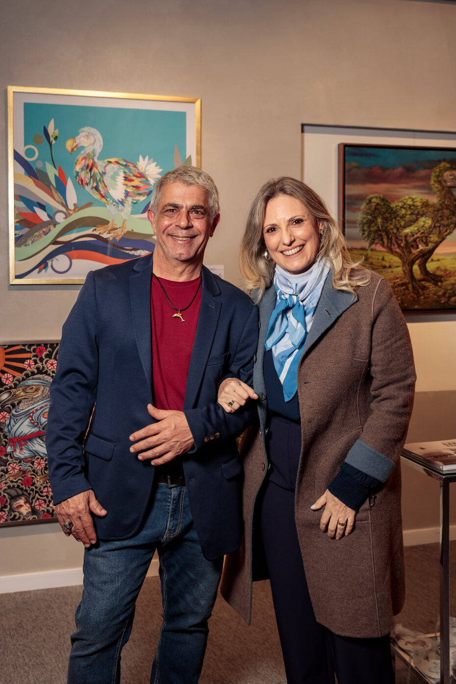 O curador Renato Andreuchetti e a artista Simone Momente na abertura da exposição (Foto: Guilherme Flores/Divulgação)
