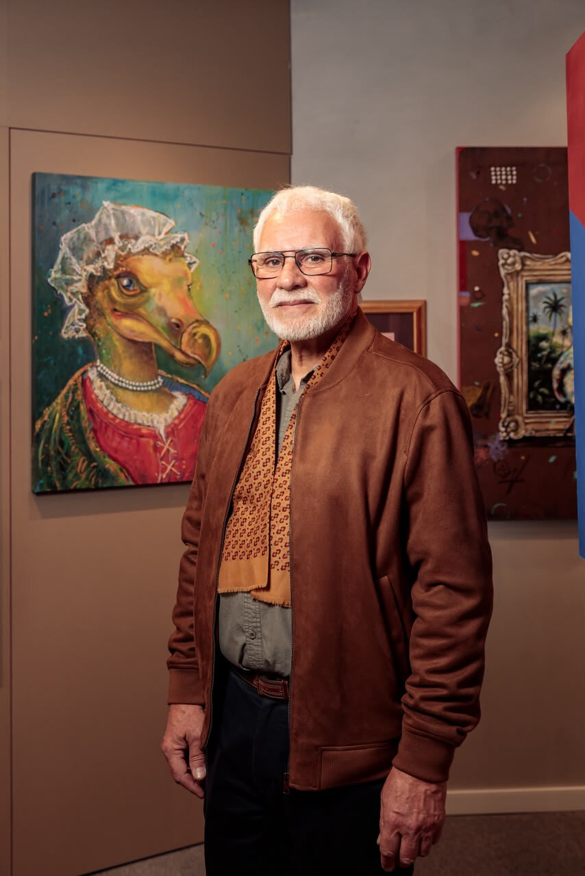 O artista uruguaio Jorge Lezica e a obra “Retrato de uma dama” (Foto: Guilherme Flores/Divulgação)
