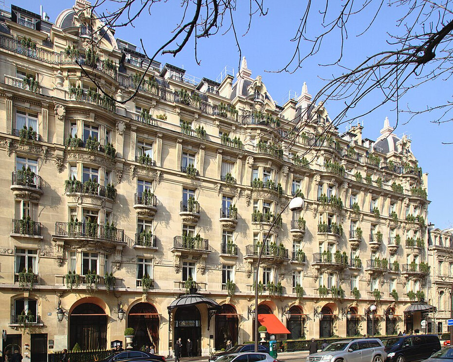O hotel, localizado na Avenue Montaigne, é um símbolo de Paris (Foto: Ralf Treinen/Divulgação)