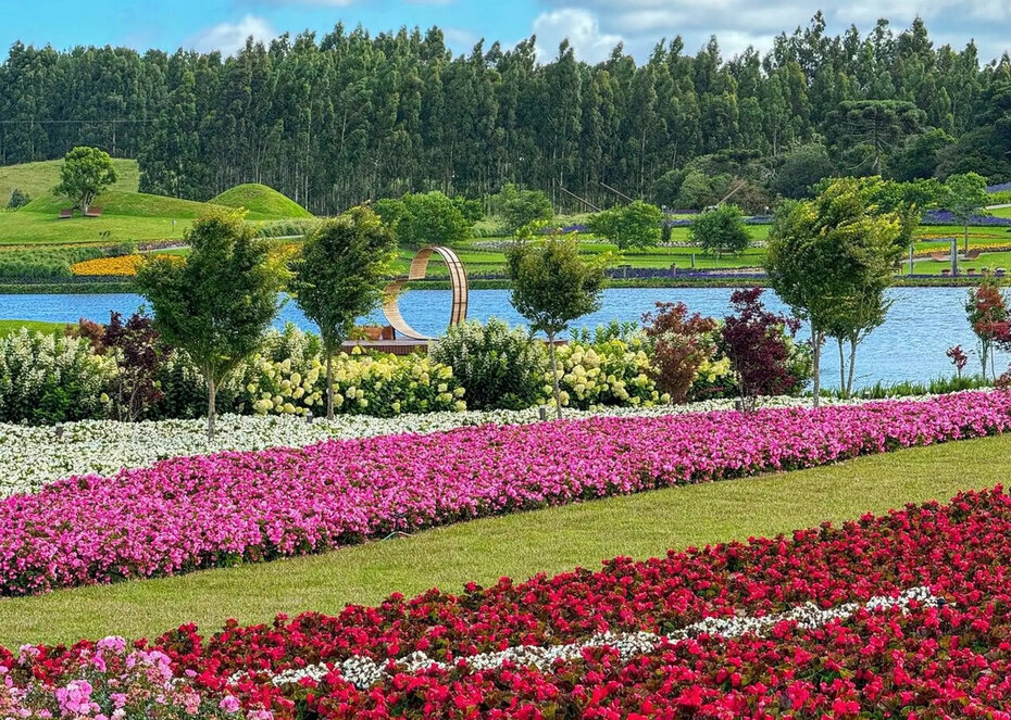 Localizado em São Francisco de Paula, o Mátria Parque de Flores proporciona circular entre flores (Foto: Divulgação)
