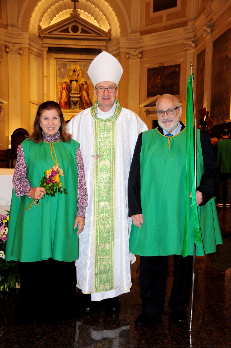 Dom Juarez Albino Destro entre Domingos de Luca e Hilda de Luca na Missa de Ação de Graças (Foto: Divulgação)