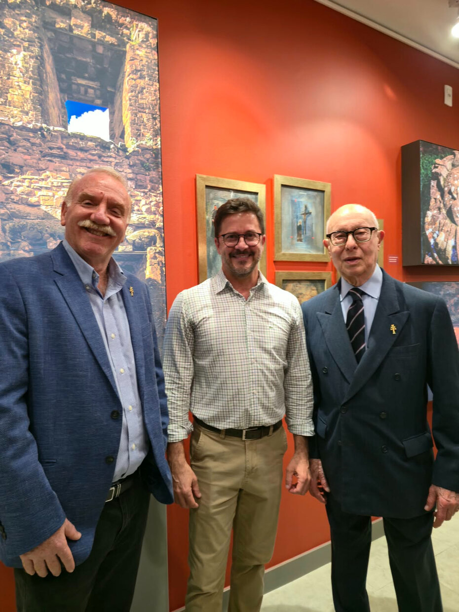 Estive com Silvio Bento, liderança do Instituto Estadual do Livro, e Alvaro de Farias, coordenador do Grande Projeto Missões, no coquetel na Casa da Memória Unimed (Foto: Divulgação)