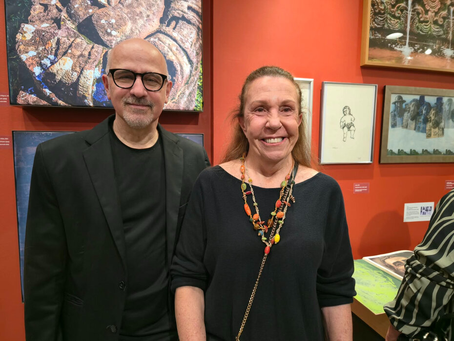 O curador Jos&eacute; Francisco Alves com Laura Sturm (Foto: Nilton Santolin/Divulga&ccedil;&atilde;o) 