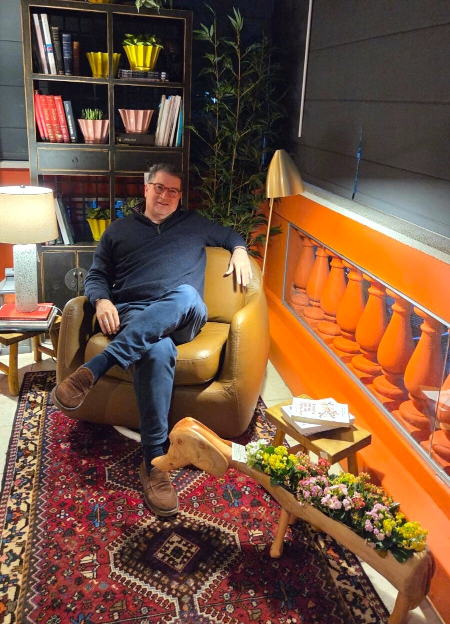 O arquiteto Eduardo Machado completou o seu espa&ccedil;o na mostra da Essenza Casa & Jardim com uma pe&ccedil;a da Divina Brasilidade (Foto: Divulga&ccedil;&atilde;o)