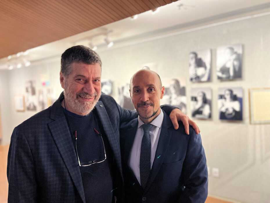 Luciano Alabarse com o curador da mostra Salus Loch (Foto: Jessica Barcellos/Divulga&ccedil;&atilde;o)