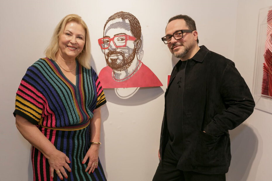 Magna Sperb e Andr&eacute; Venzon, junto &agrave; obra dela que homenageia o aniversariante (Foto: Lisa Roos/Divulga&ccedil;&atilde;o)