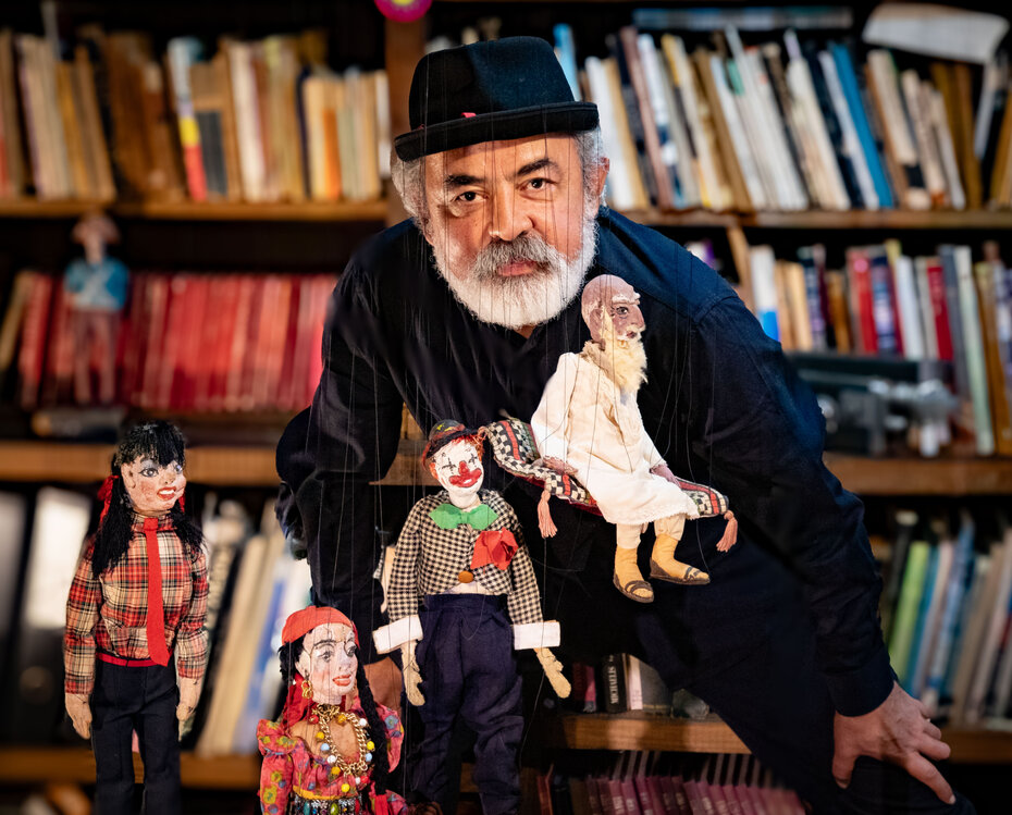 Cac&aacute; Sena segue a tradi&ccedil;&atilde;o de sua fam&iacute;lia no teatro de bonecos (Foto: Cristine Rochol/Divulga&ccedil;&atilde;o)