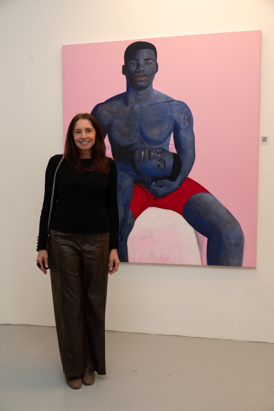Patrícia Karan junto à obra Enamorados do artista baiano Brendon Reis (Foto: Tiago Coelho/Divulgação)