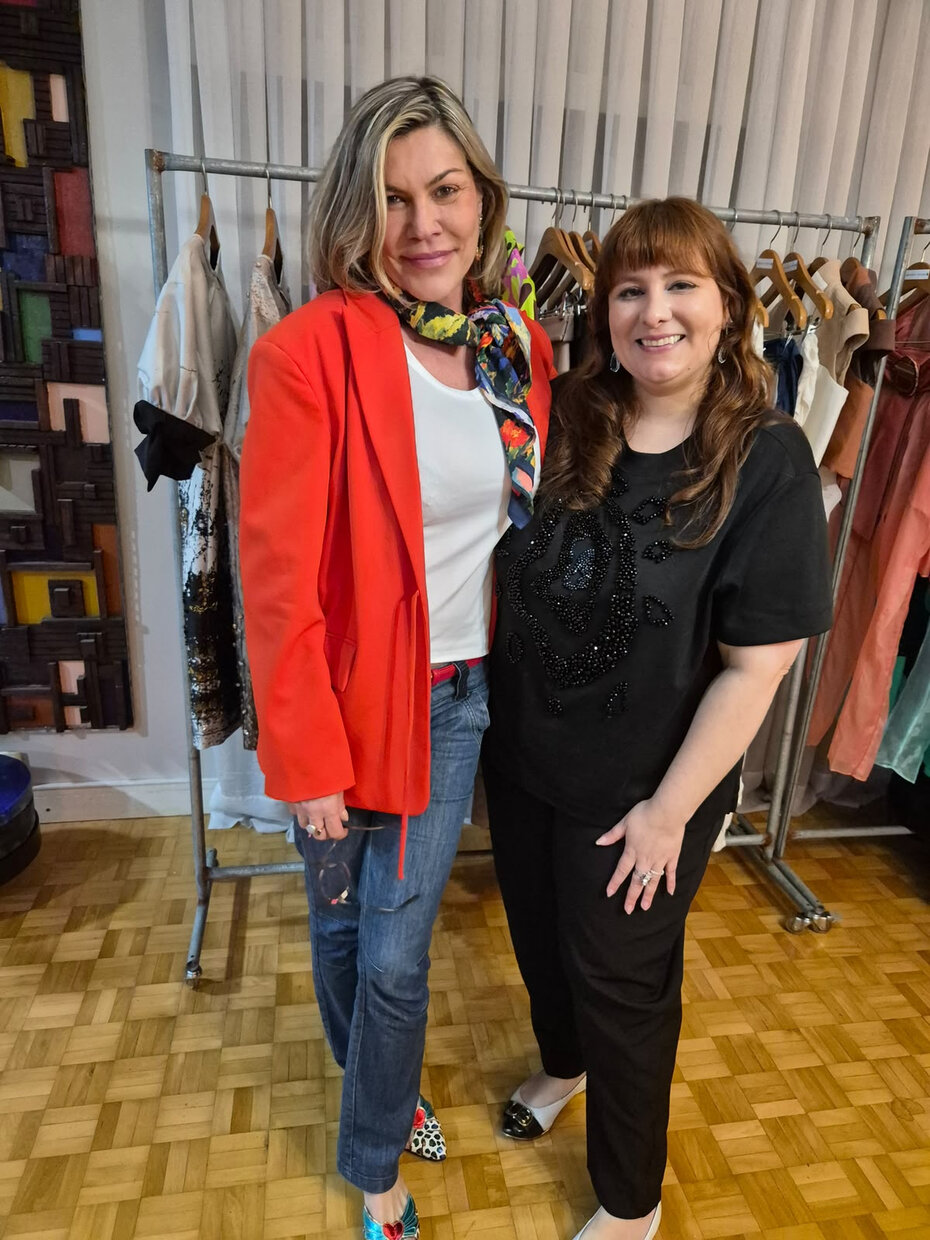 Tatiana Sulepa com a estilista Caroline Perino no encontro de moda (Foto: Divulga&ccedil;&atilde;o)
