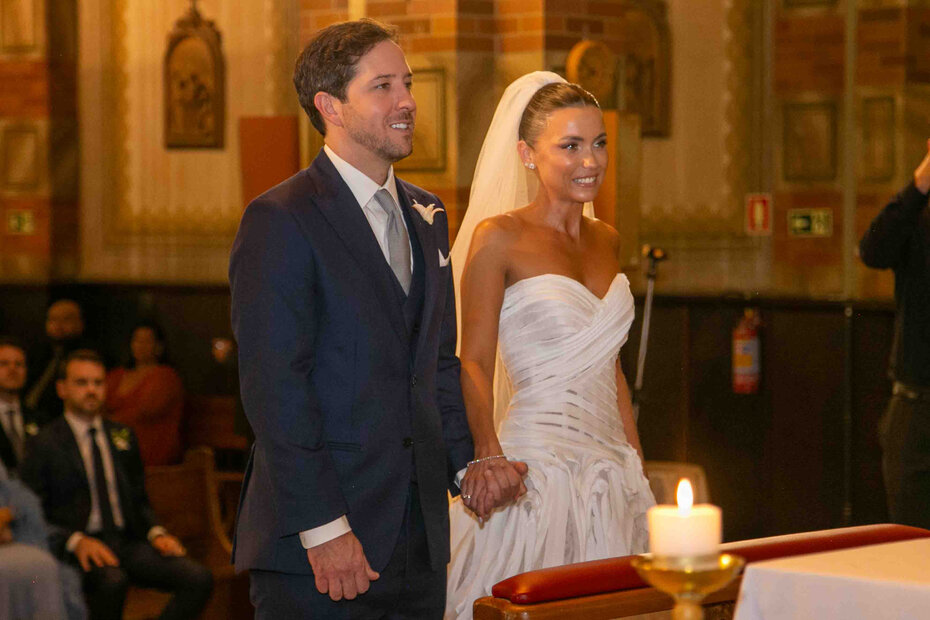 Os noivos Rodolfo Teixeira Becker e Bruna Baptista Zillmer na hora da bênção (Foto: Lenara Petenuzzo/Divulgação)