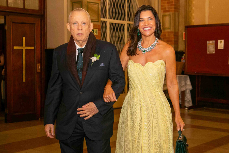Alexandre Grendene e Nora Teixeira no cortejo nupcial (Foto: Lenara Petenuzzo/Divulgação)