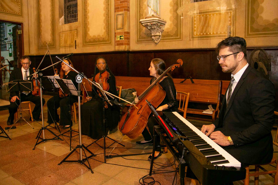 A cerimônia religiosa teve bonita execução musical (Foto: Lenara Petenuzzo/Divulgação)