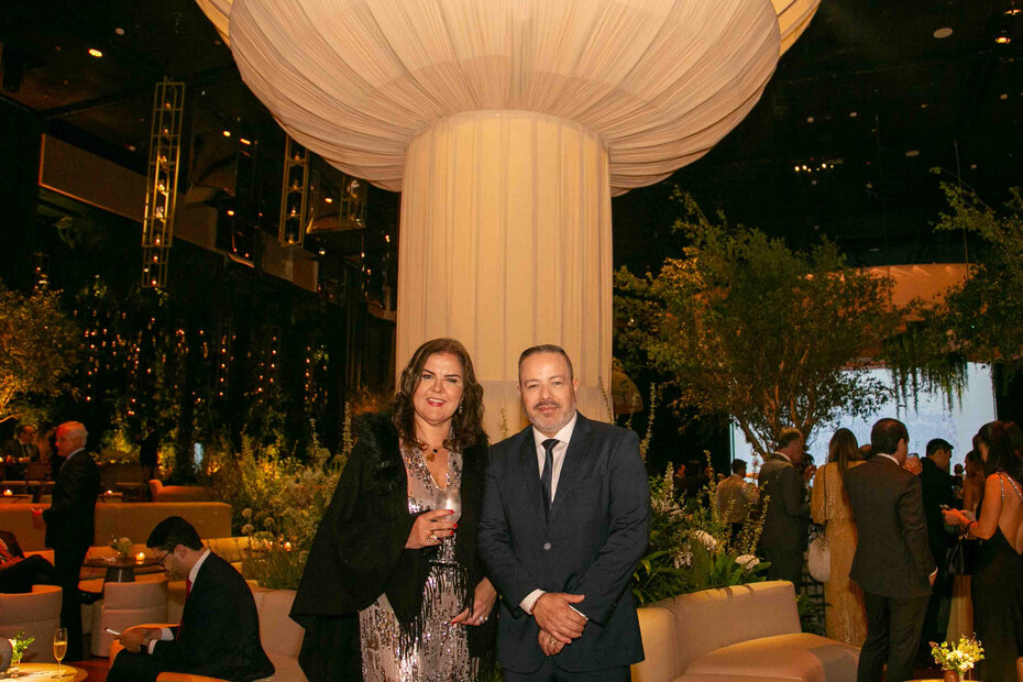 Cristiane Lanziotti com Júlio Cardoso, que assinou a decoração da festa (Foto: Lenara Petenuzzo/Divulgação)
