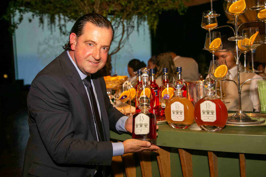 Dudu das Caipiras elaborou drinks em bonitas garrafas personalizadas (Foto: Lenara Petenuzzo/Divulgação)