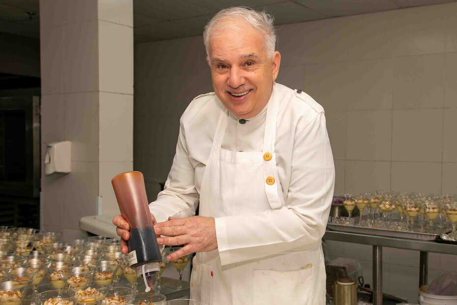 Chef Lúcio Moraes elaborando a elogiada sobremesa (Foto: Lenara Petenuzzo/Divulgação)