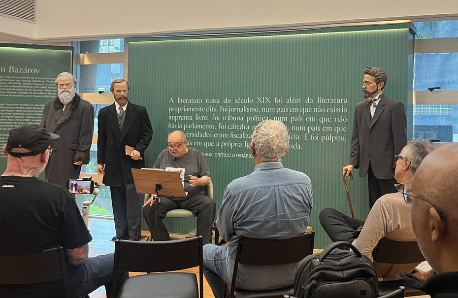 O ator Zé Adão Barbosa em uma das sessões de leitura (Foto: Notre Design/Divulgação)