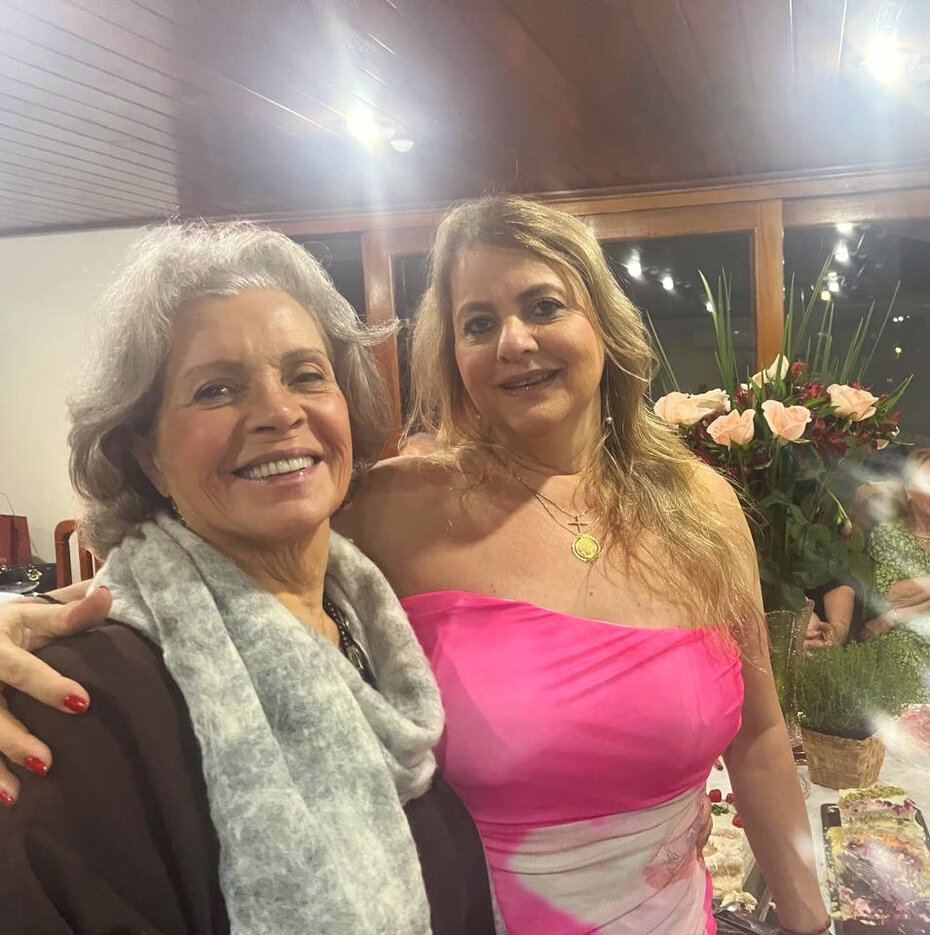 Bárbara Lopes com Mariza Carpes na noite de celebração de sua troca de idade (Foto: Paulo Gasparotto/Especial)