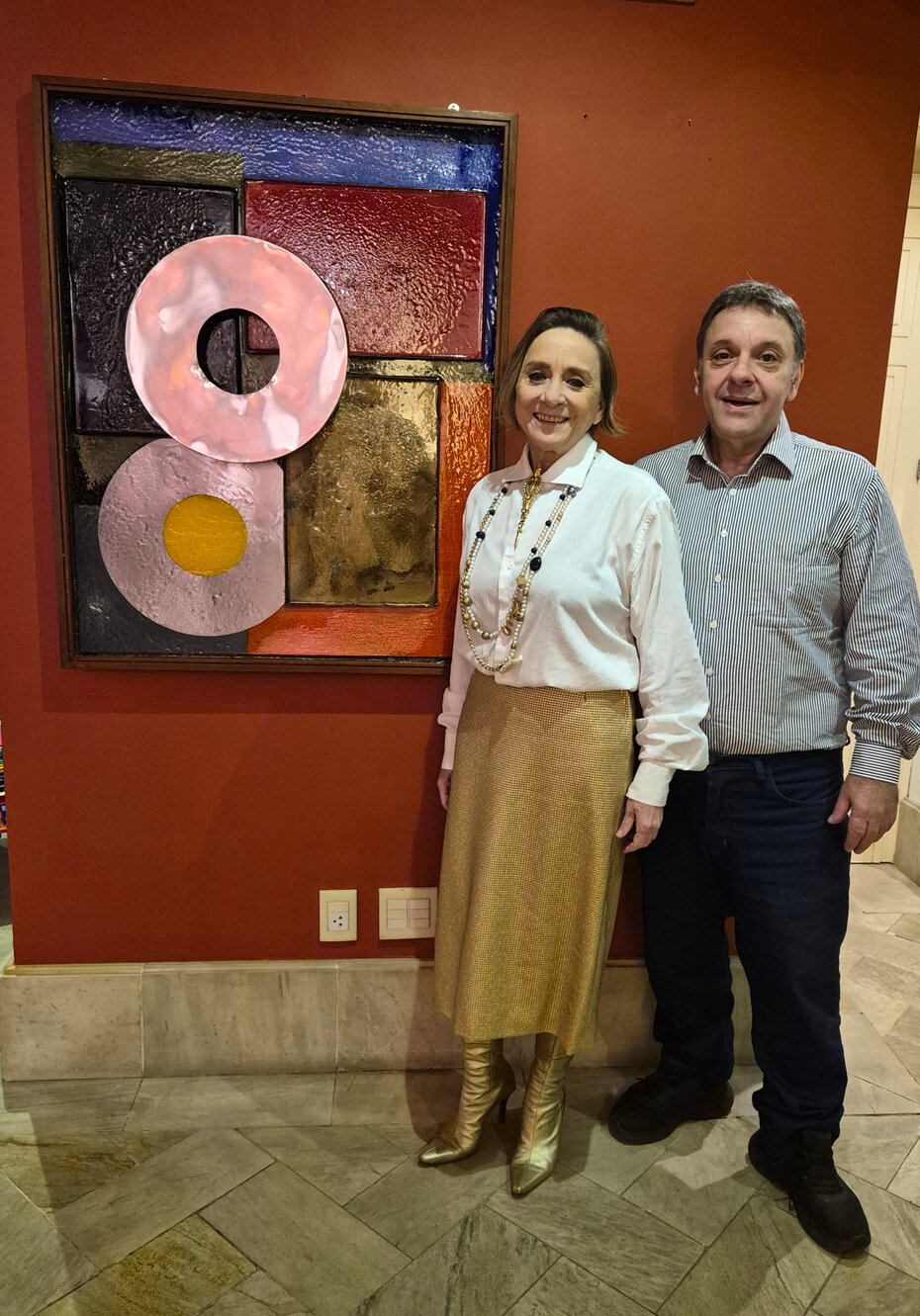 F&aacute;bio Mallmann recebeu os cumprimentos da irm&atilde; Lisi&ecirc; Mallmann na abertura da mostra (Foto: Divulga&ccedil;&atilde;o)